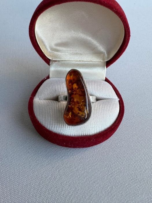 Inel din argint si chihlimbar