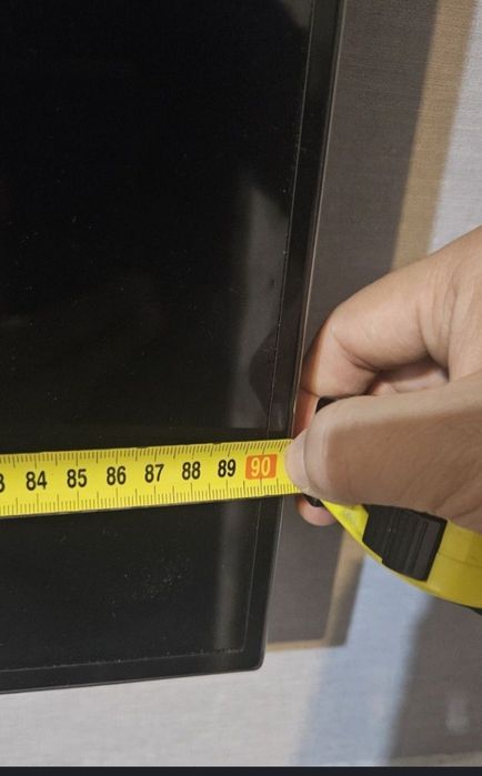 Телевизор Самсунг есть крепление на стену