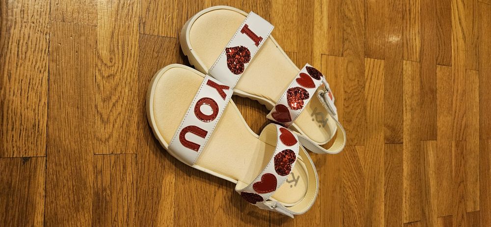 Нови сандали номер 34