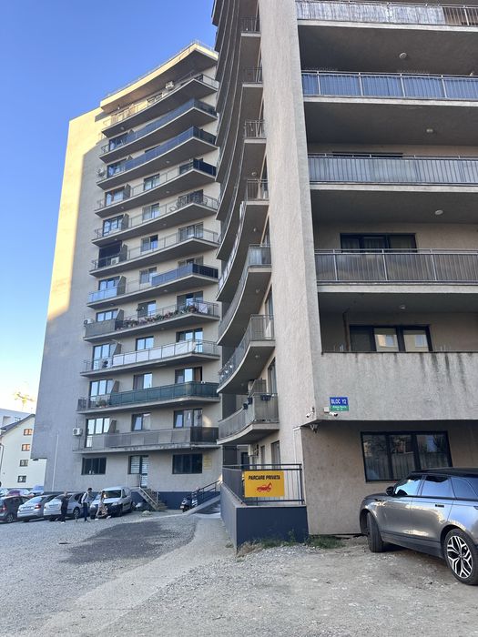 Inchiriez spatiu salon