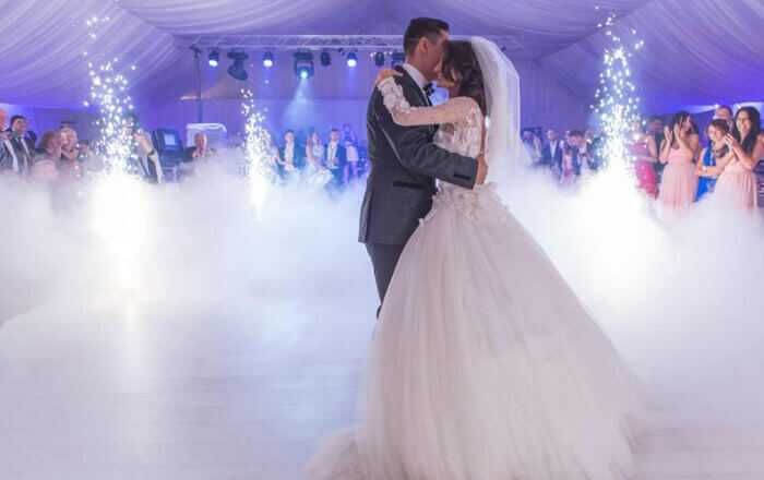 Fum greu, gheata carbonica, artificii dansul mirilor.