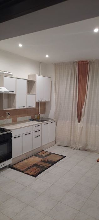 Casa .Apartament de 90mp,cu gradina,  în vila