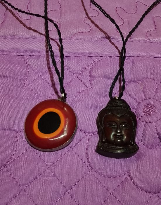 Vînd două talismane unu cu buda din jad și unul ochiul protector.