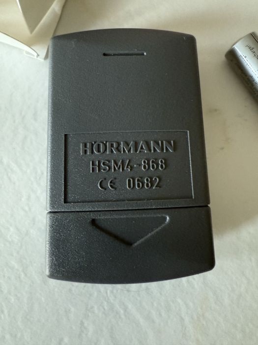 Продавам дистанционно за гаражна врата Hörmann HSM4-868