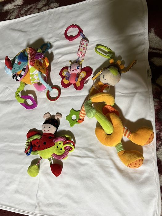 Бортики и игрушки в кроватку