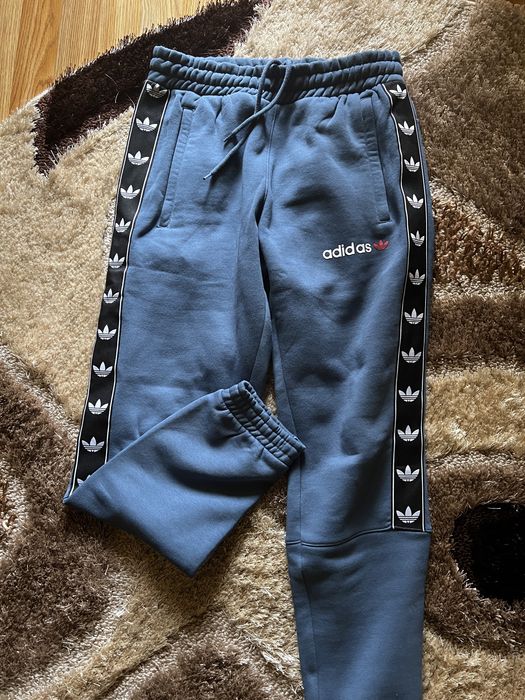 Pantaloni adidas 3buc. La 349