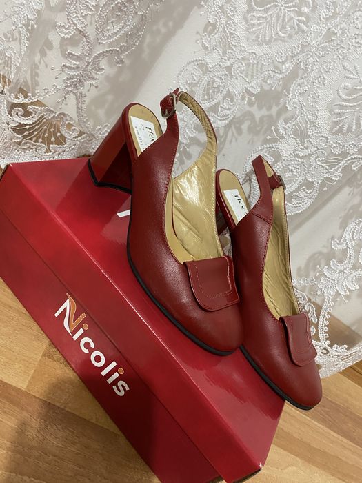 Pantofi roșii de piele