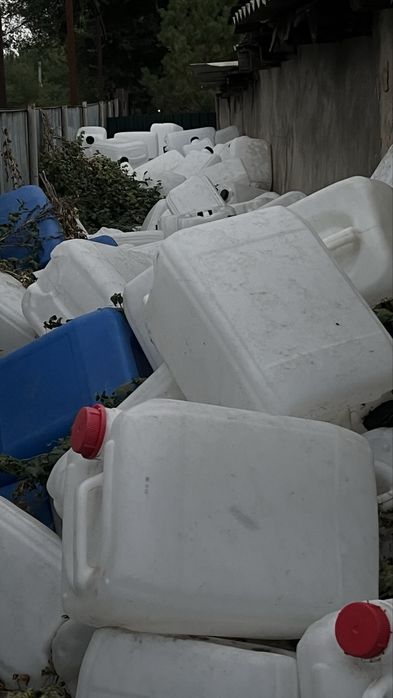 Продам пластиковые канистры 20 л