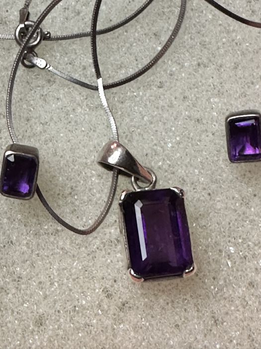 Колие и обици във невероятен лилав цвят от El Grado