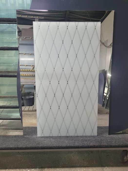 Замена разбитого стекла, зеркало,стеклопакета. Замена стекла на двери