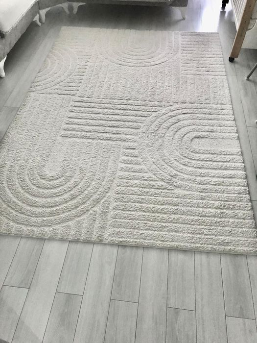 Перфектен килим в бяло