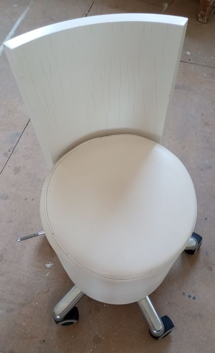 Стул для мастеров в салоне красоты