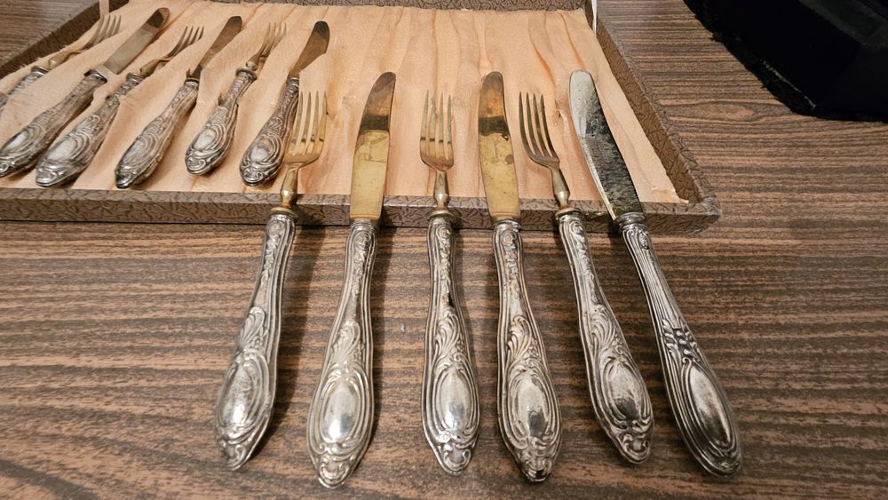 Сребърни десертни прибори