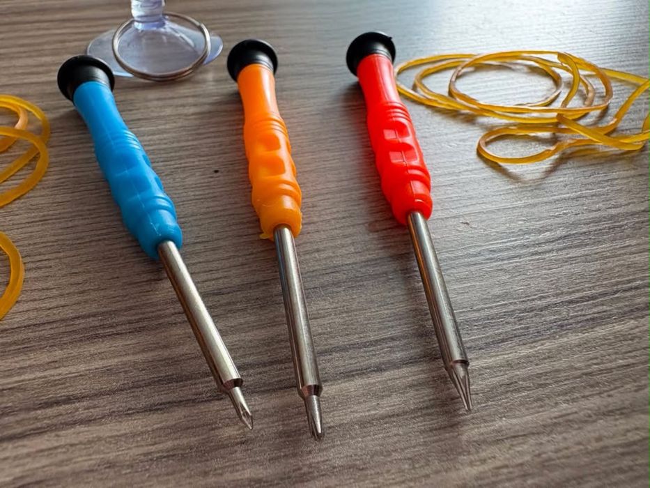 Комплект електронни аксесоари – Grundig USB кабели, комплект за ремонт на телефони, програмируемо дистанционно и мини катинари