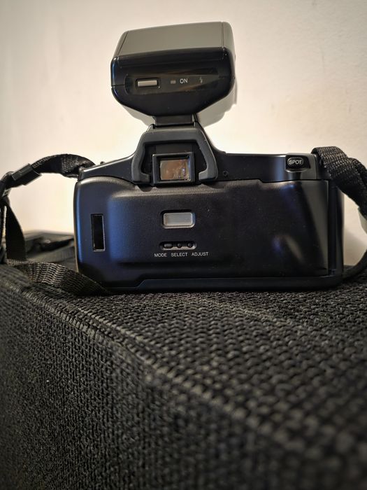 Aparat foto pe film 35mm Minolta Maxxum SPxi + Bliț Maxxum 2000xi + Accesorii