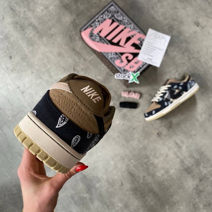 SB Dunk Low x Travis Scott
