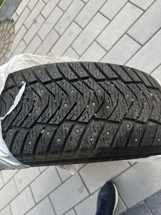 продам шины с шипами