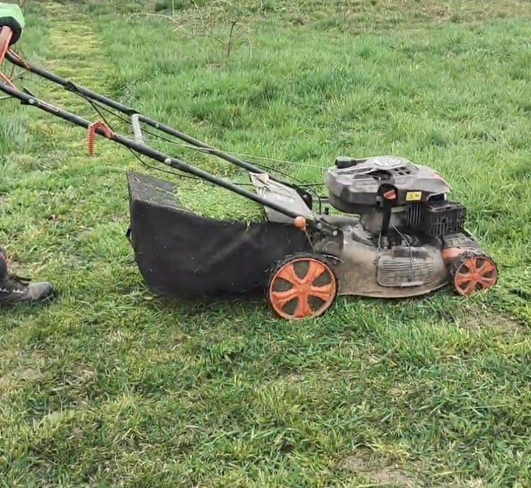 Mașină de tuns iarba (pentru piese de schimb)