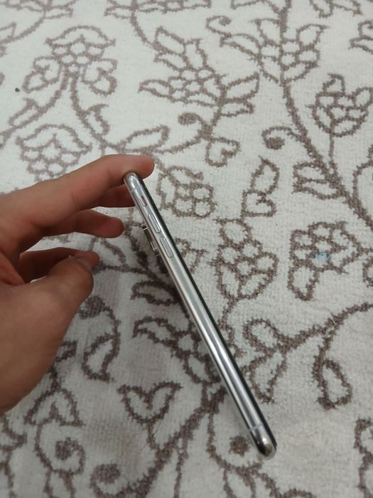 Iphone xs сотилади тел родной очилмаган