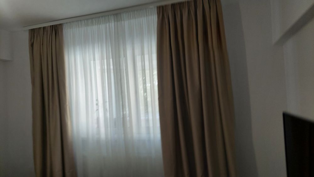 Draperii bej camera