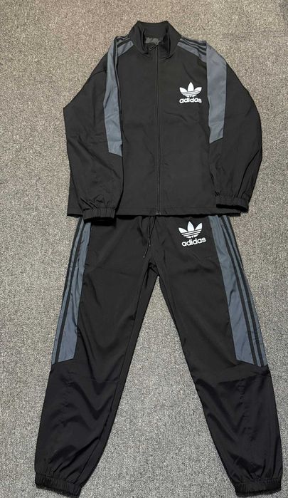 Продам спортивный костюм Adidas. Размер M