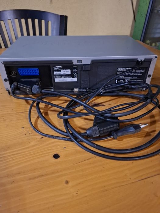 Продавам видео VHS плейър