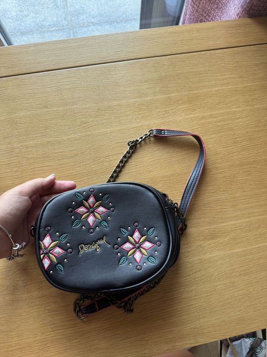 Черна дамска чанта Desigual с бродерия – през рамо