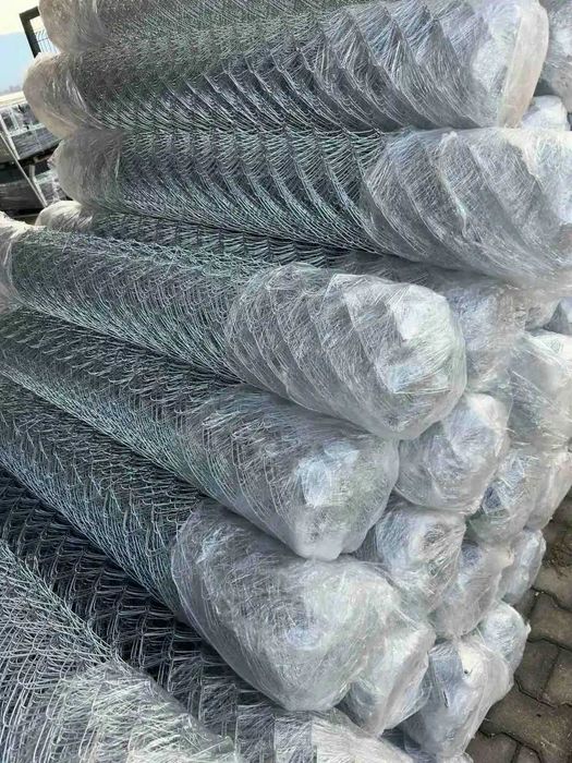 Поцинкована оградна мрежа, метални колове