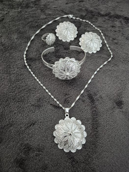 Set superb de bijuterii nou