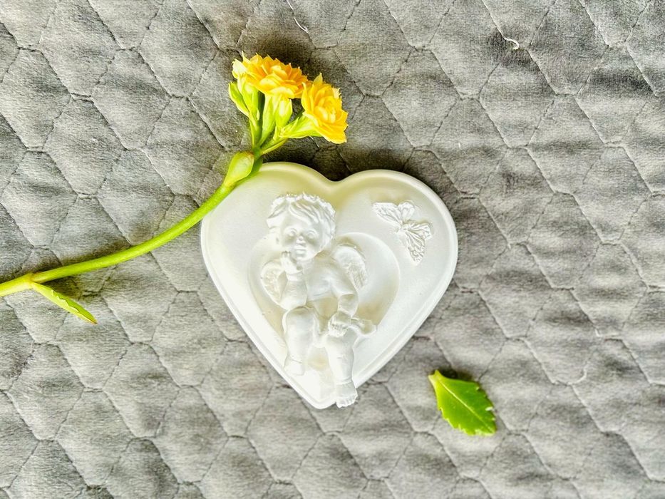 Подаръчета за гости  крила на ангел сърце от цветя от гипс ангелчета,