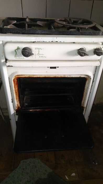 Газовая плита. Две конфорки и духовка