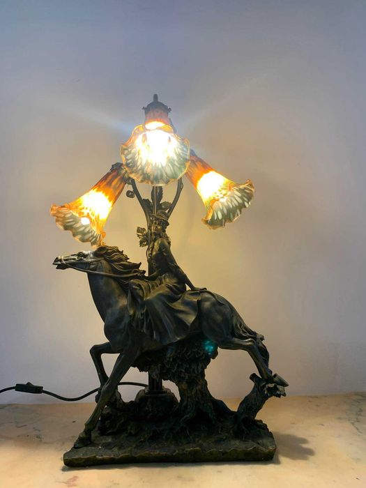 Lampa veioza scena galanta