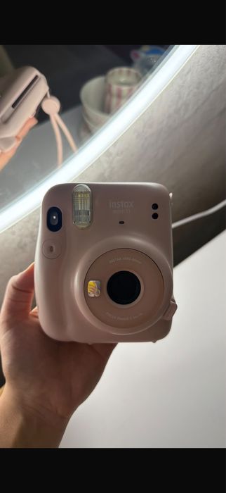 Instax фотоопарат