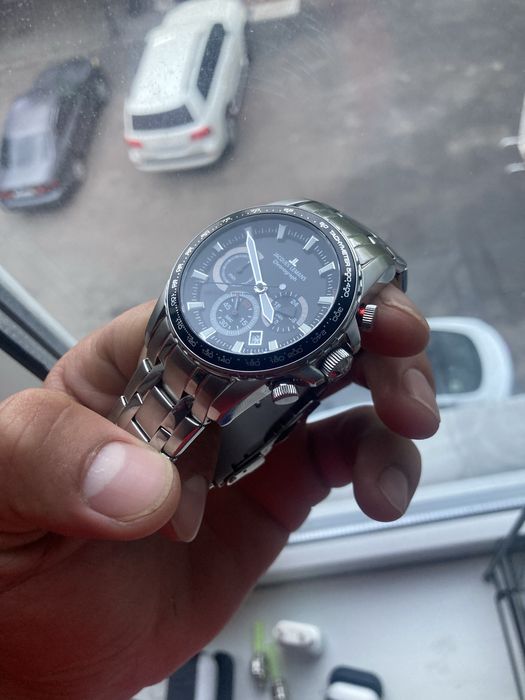 часы сатылад40 000 тенге