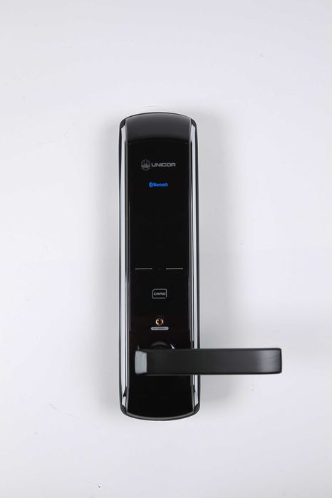 Замок с отпечатком паролем и ключ картой  надёжный, есть гарантия