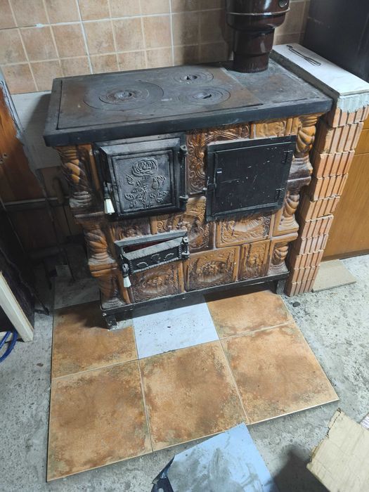 Vând soba teracota cu plita și cuptor.