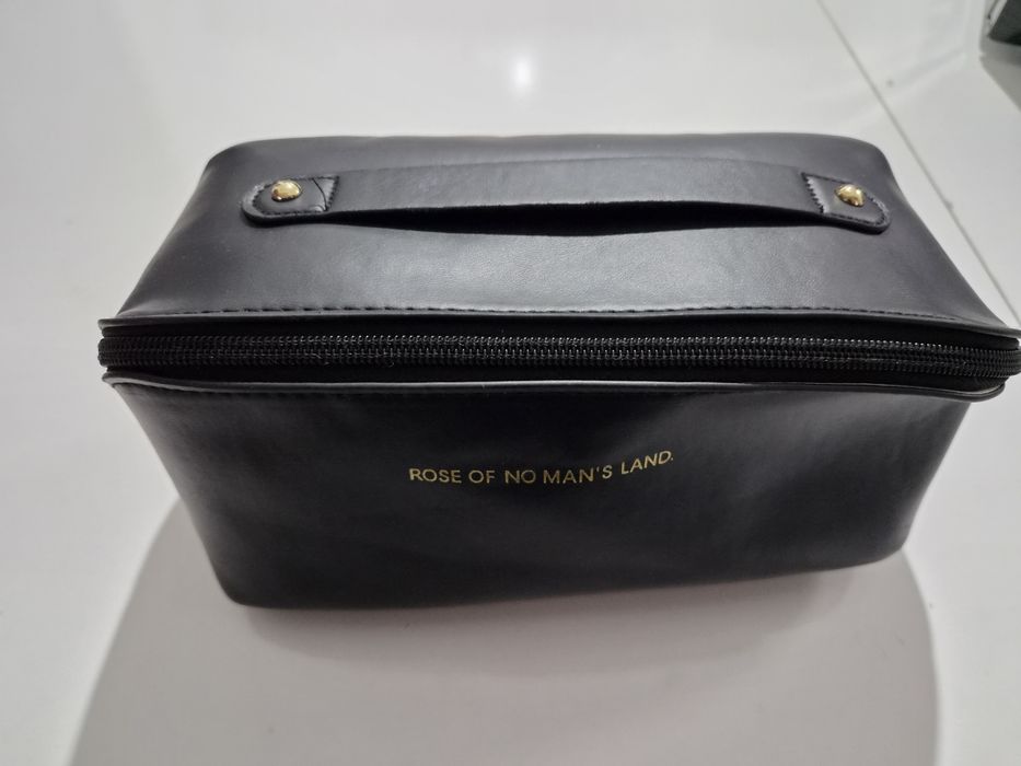 Trusă cosmetice/necesar voiaj "Rose of No Man's Land" (YSL), piele ecologică neagră, cu inscripție aurie