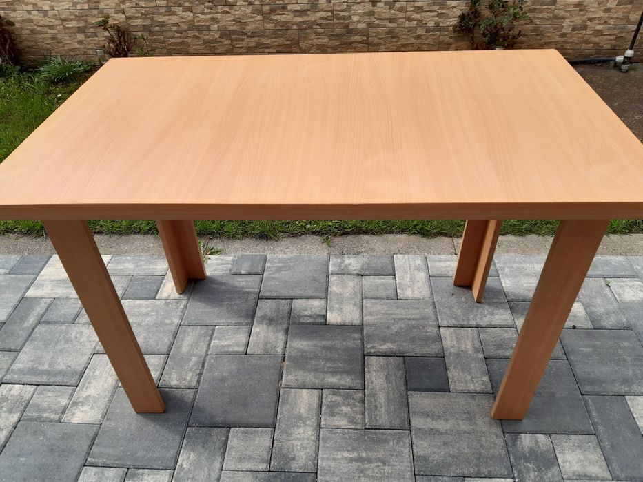 Canapea și masă de vânzare