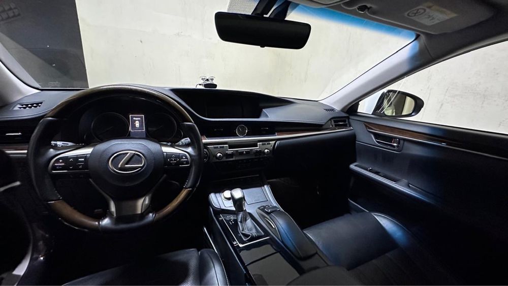 Почти Новый лексус ес 350