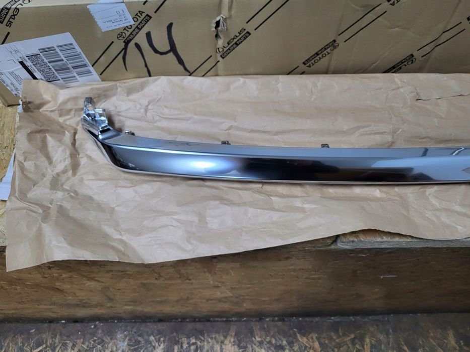 Хромирана лайстна за предна броня на Lexus