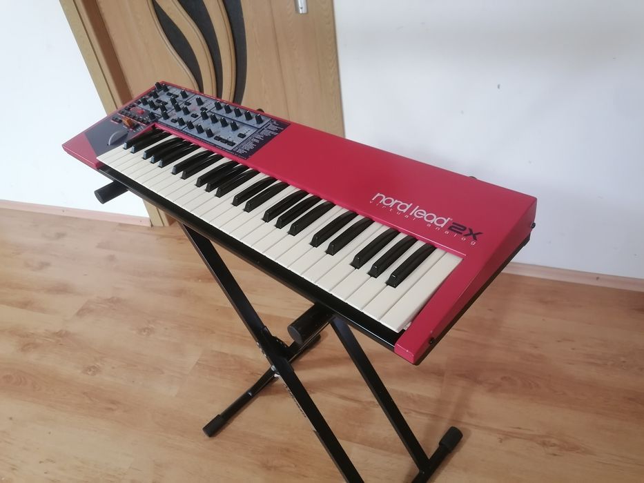 Nord Lead 2X virtual analog orga pian sintetizator