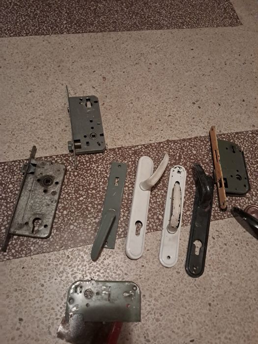 Брави за врати - всичко 4€