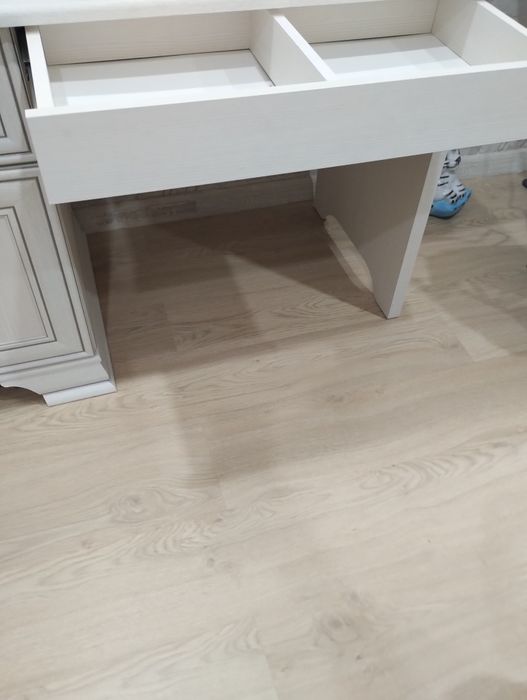 Продам шкаф и стол