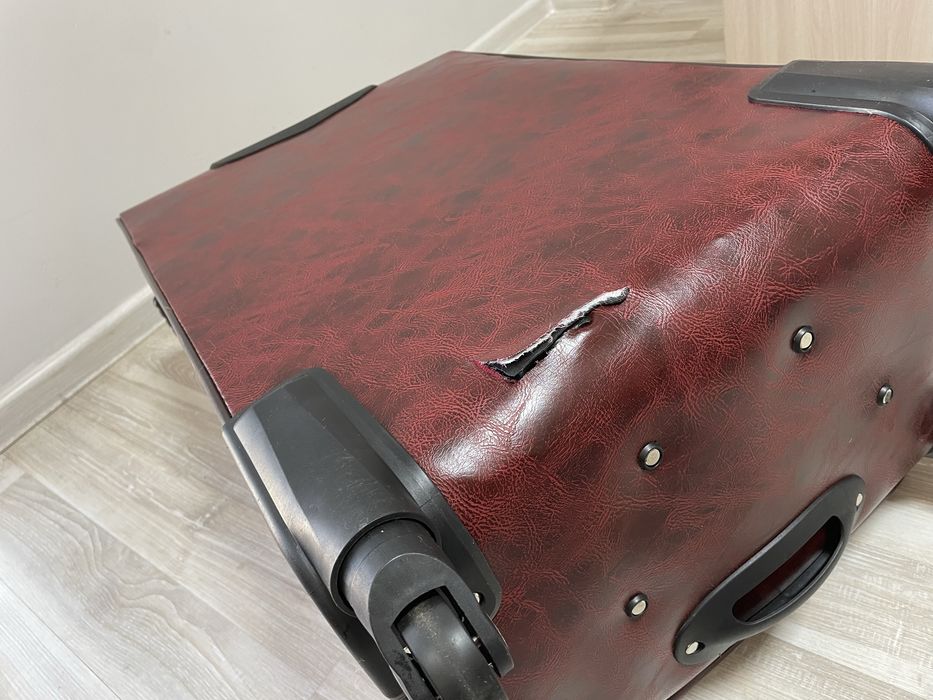 Большой чемодан L, не большой дефект