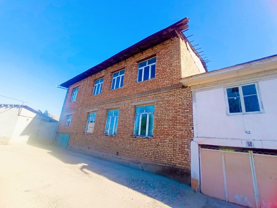 Uy sotiladi, 2 qavatli ,yer tolasi,garaji mavlud