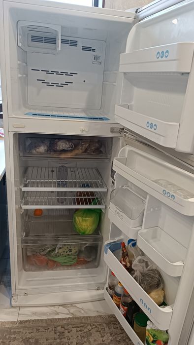 Холодильник LG жұмыс жасап тұр