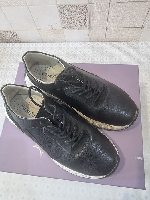 Женские кроссовки размер 37