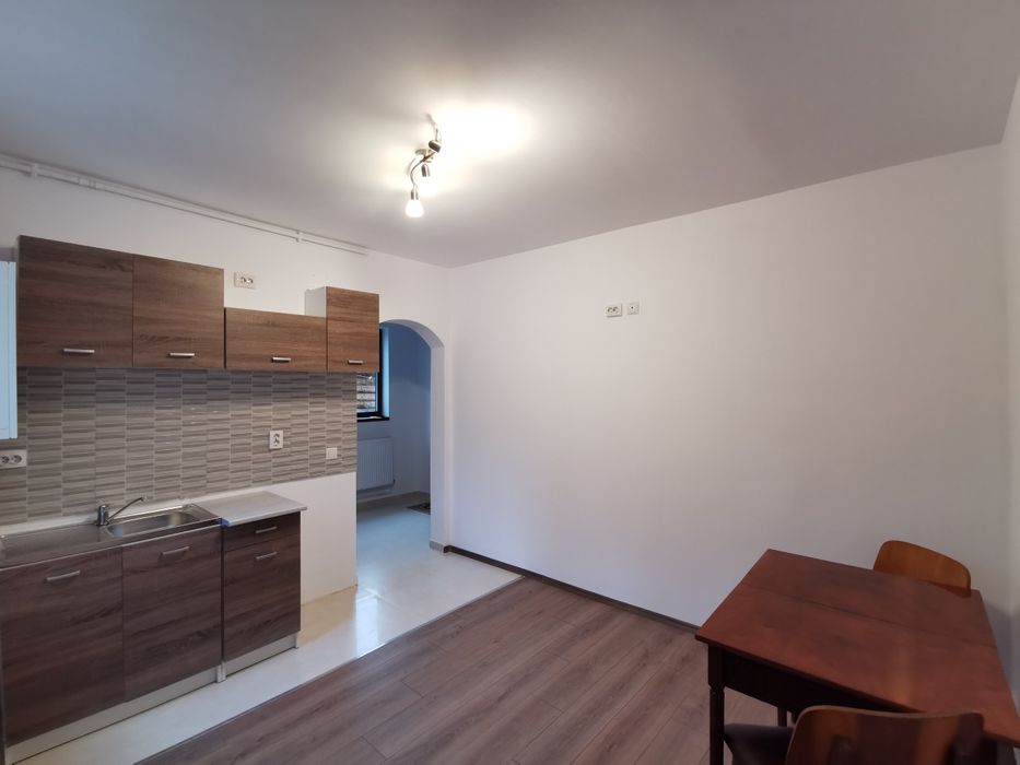 Inchiriez casa in curte comuna