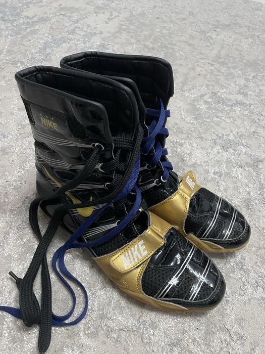 Шлем, перчатка, боксерка сатылады