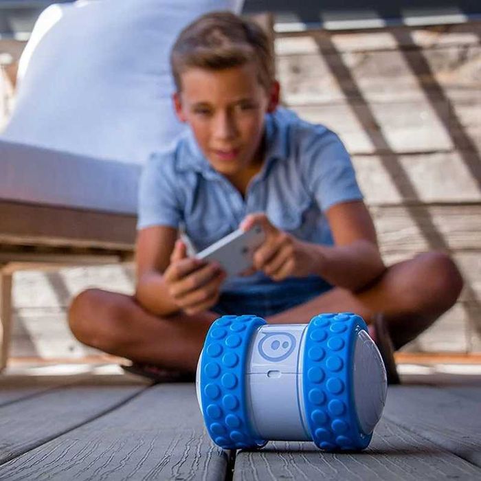Robot cu aplicatie Sphero Ollie